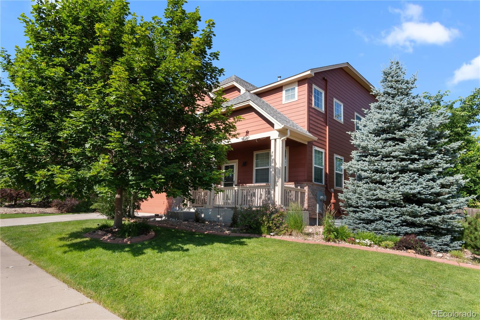 a view of a house with backyard and garden