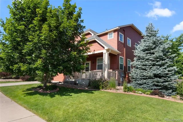 a view of a house with backyard and garden