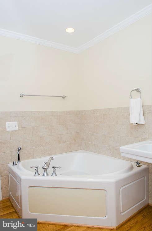 4633 4th Road North Arlington, VA 22203 - Photo 17 of 27 Bath (Master)
