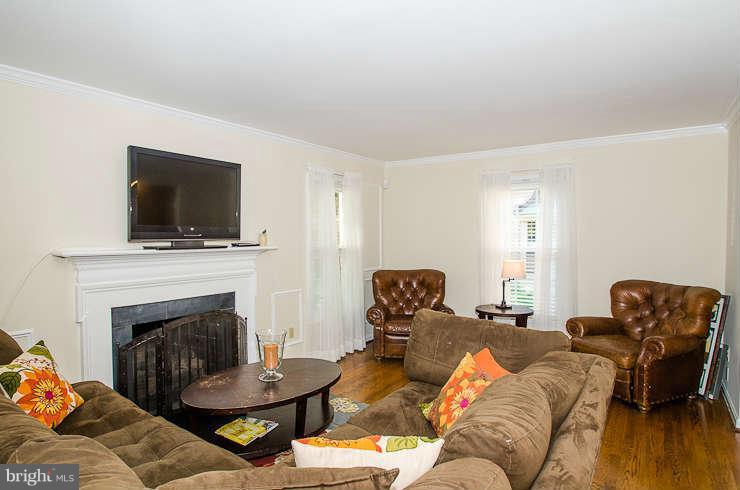 4633 4th Road North Arlington, VA 22203 - Photo 3 of 27 Living Room