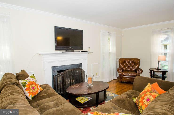 4633 4th Road North Arlington, VA 22203 - Photo 4 of 27 Living Room