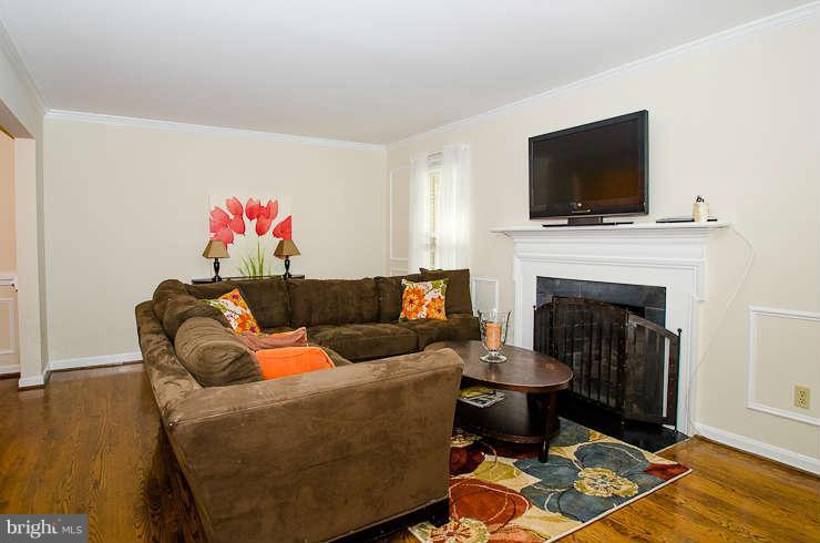 4633 4th Road North Arlington, VA 22203 - Photo 5 of 27 Living Room