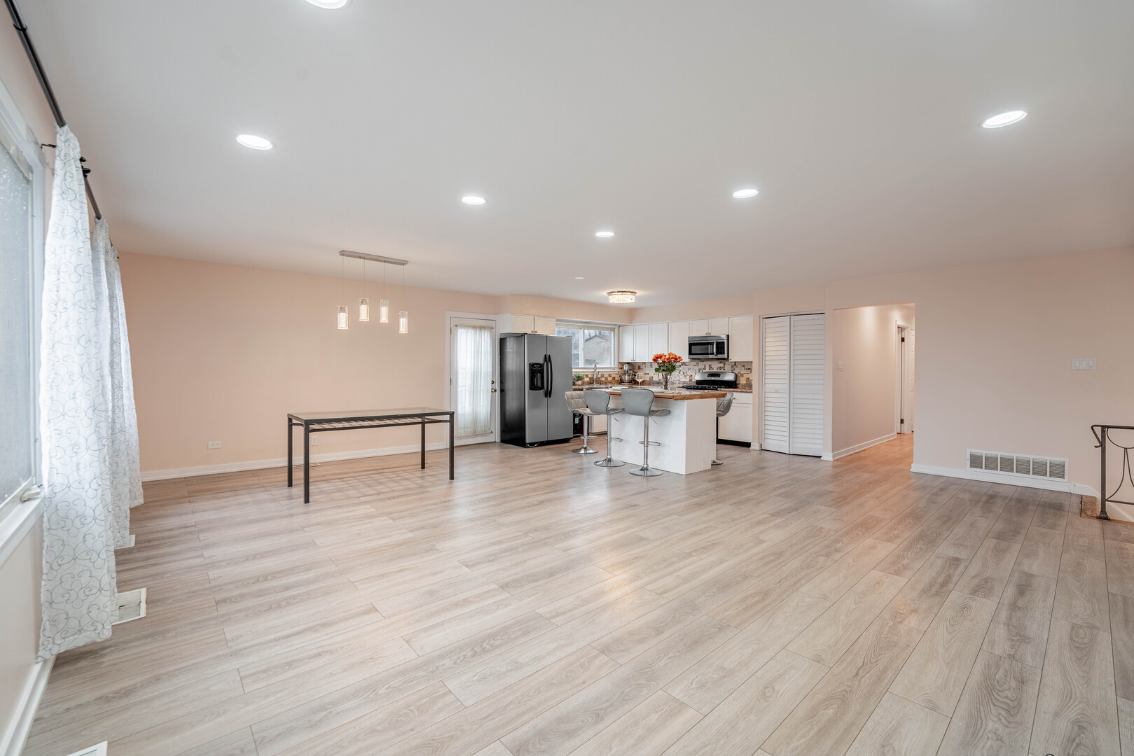 309 Falconridge Way Bolingbrook, IL 60440 - Photo 5 of 34 a view of kitchen with furniture and wooden floor