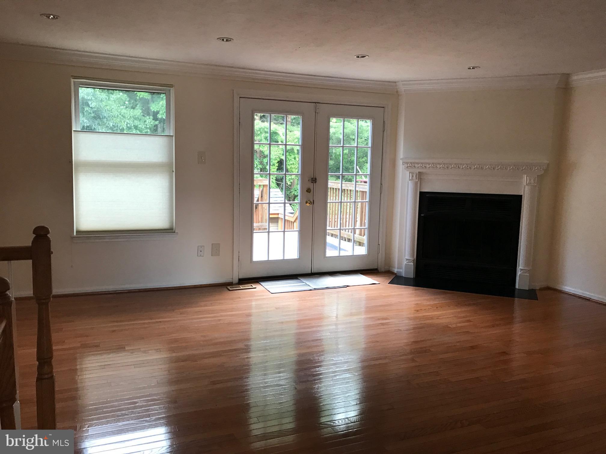 6925 Villa-Del-Rey Court Springfield, VA 22150 - Photo 4 of 29 Living Room