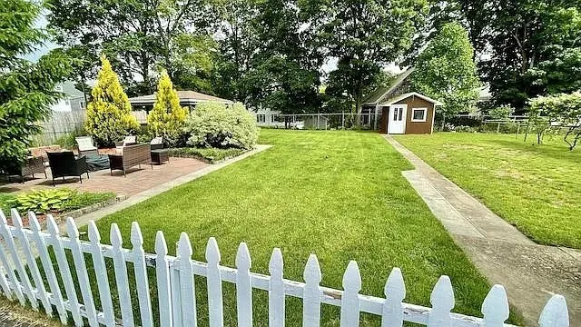 a view of a house with backyard and sitting area