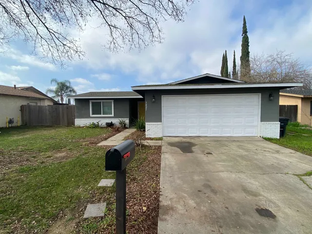 a front view of house with yard nad seating space