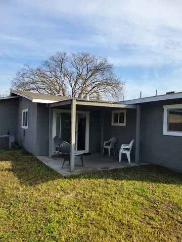 a view of a backyard