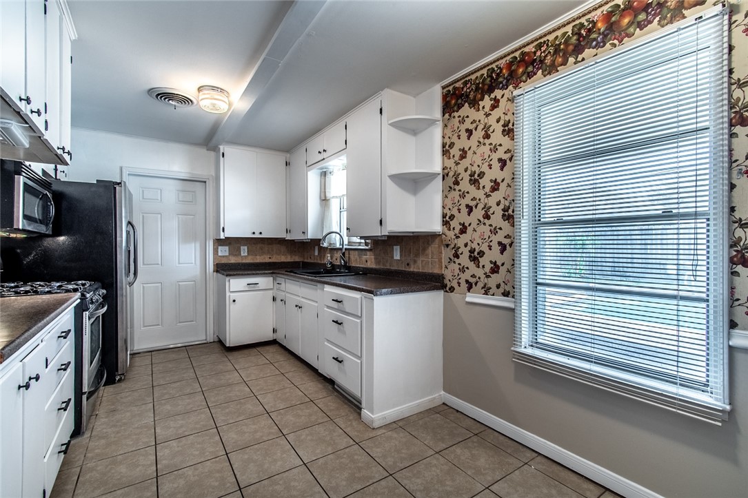 4822 Trinity Drive Corpus Christi, TX 78411 - Photo 7 of 25 Galley Kitchen