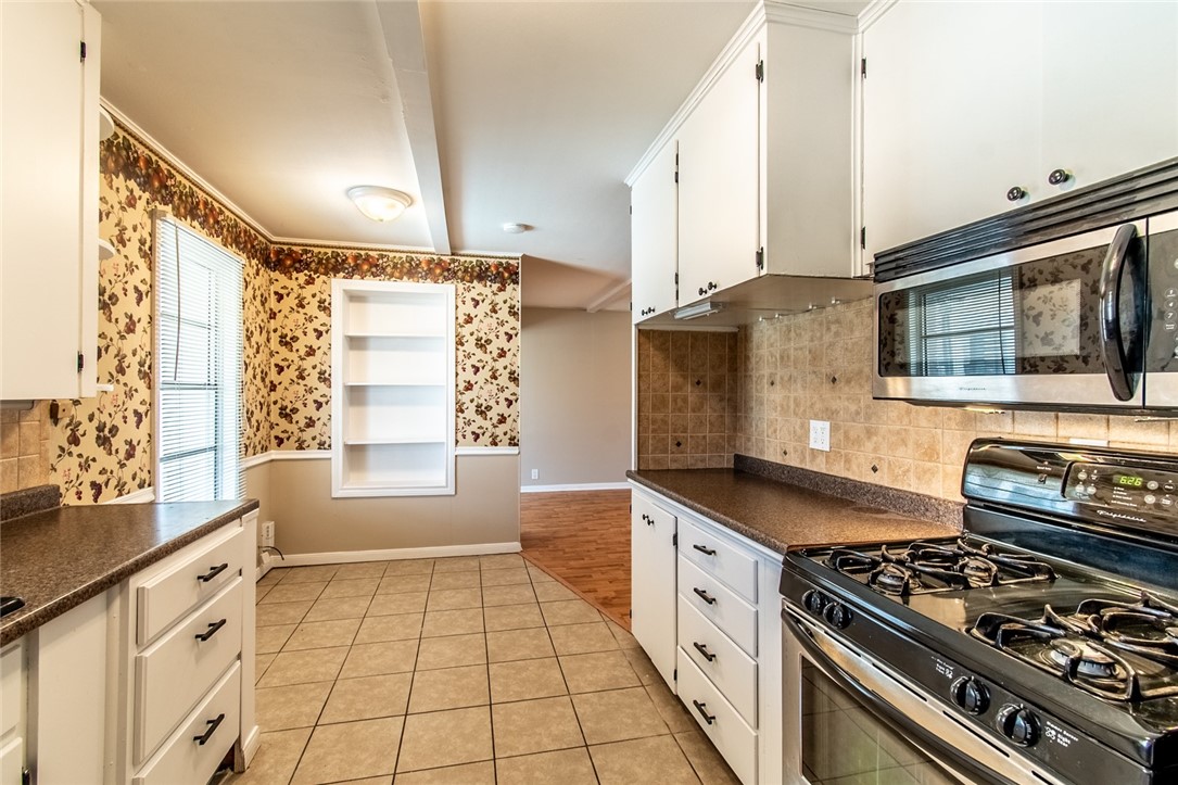 4822 Trinity Drive Corpus Christi, TX 78411 - Photo 10 of 25 Gas Stove