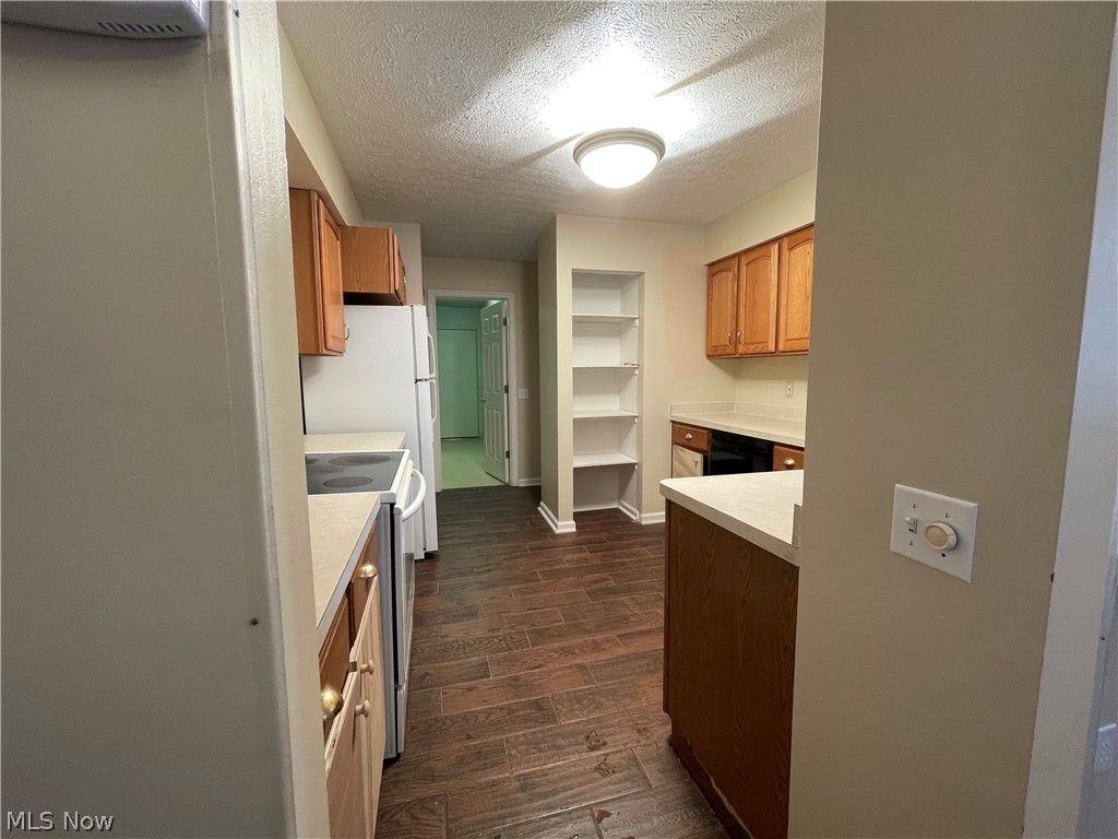 641 Stoney Ridge, Unit 83 Cleveland, OH 44143 - Photo 10 of 27 Kitchen