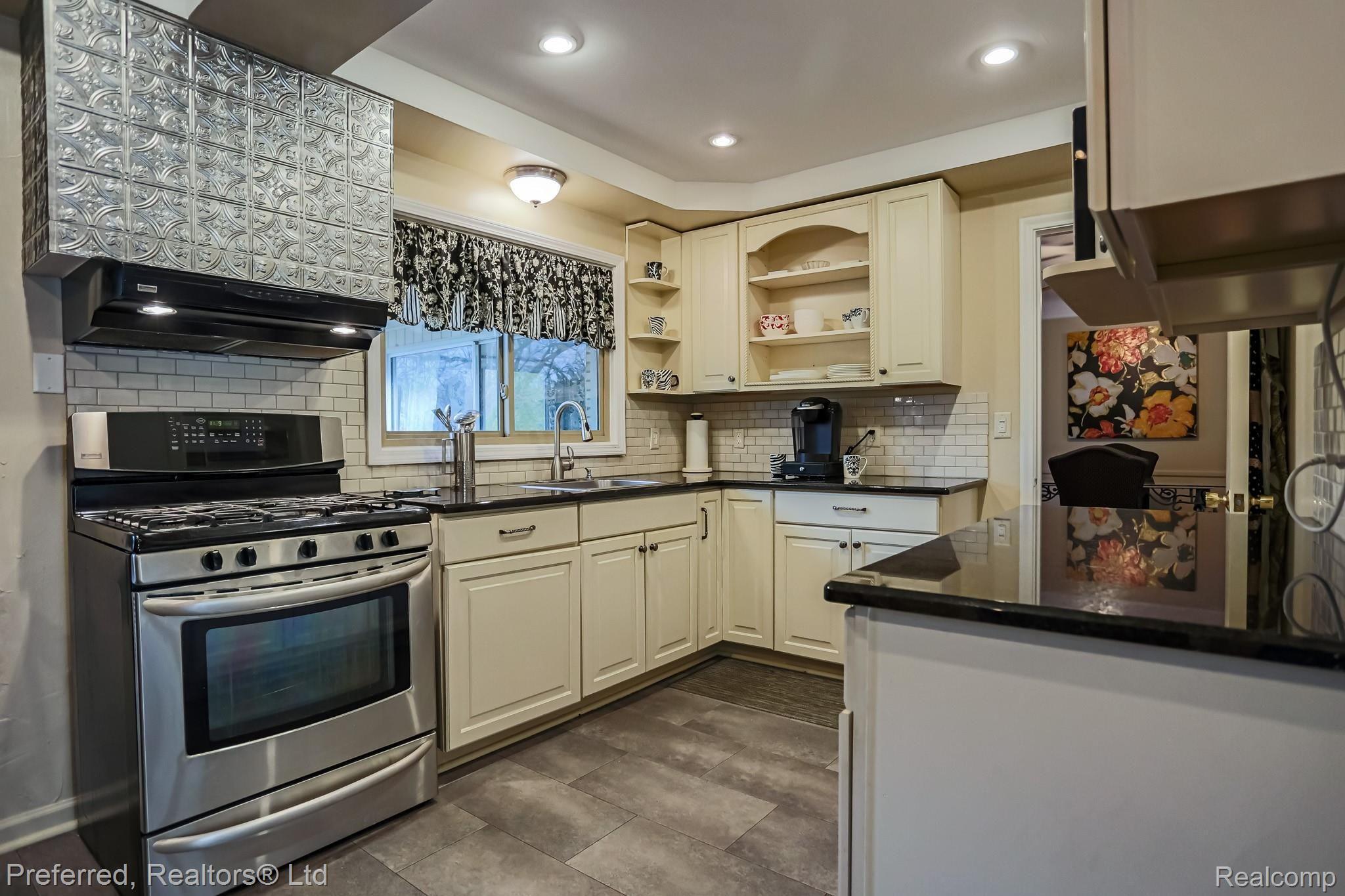 27076 Meadowbrook Road Redford, MI 48239 - Photo 16 of 36 16IMG_1634.jpg
