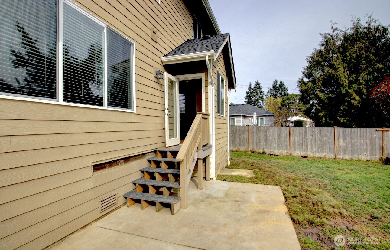 1709 Hillcrest Loop Mount Vernon, WA 98274 - Photo 23 of 40 a backyard of a house with table and chairs
