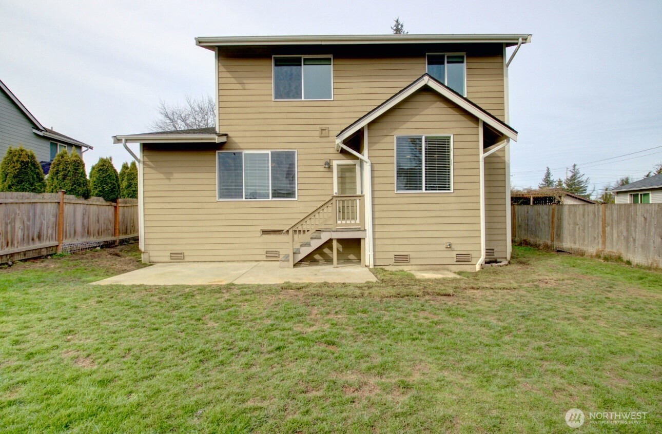 1709 Hillcrest Loop Mount Vernon, WA 98274 - Photo 25 of 40 a front view of a house with a yard