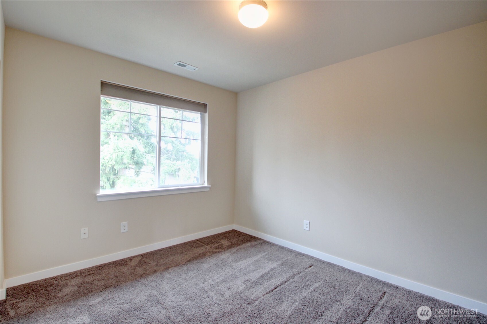 1709 Hillcrest Loop Mount Vernon, WA 98274 - Photo 36 of 40 an empty room with a window