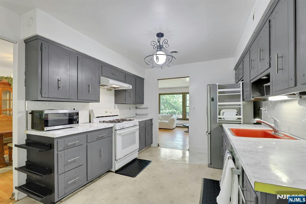 281 Rivara Court Ridgewood, NJ 07450 - Photo 18 of 41