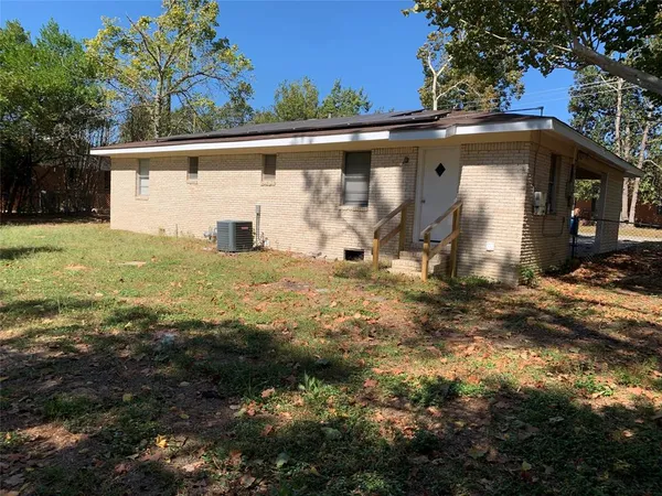 a view of a house with backyard