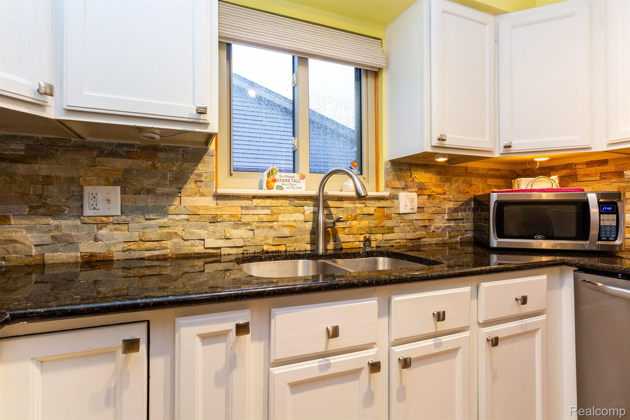 208 Robyn Canton, MI 48187 - Photo 12 of 36 Gallery Image 12