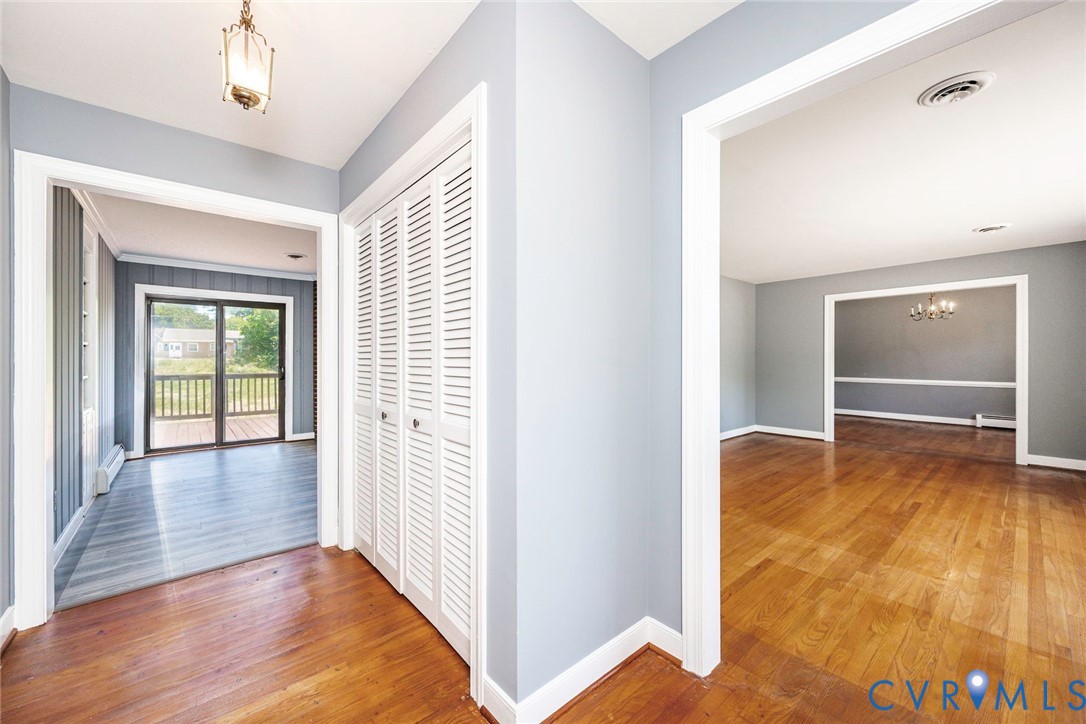 7514 Cold Harbor Road Mechanicsville, VA 23111 - Photo 4 of 34 Spacious front entry/foyer opening up to both livi