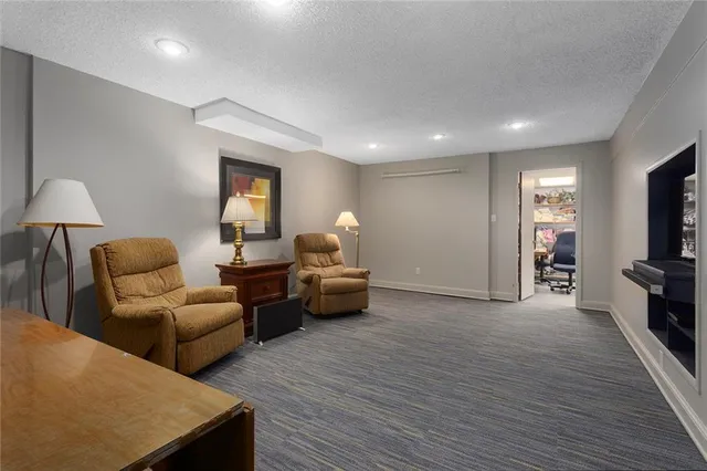 $400,000 | 10152 Edelweiss Circle, Merriam, KS 66203