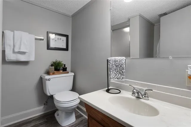 $400,000 | 10152 Edelweiss Circle, Merriam, KS 66203