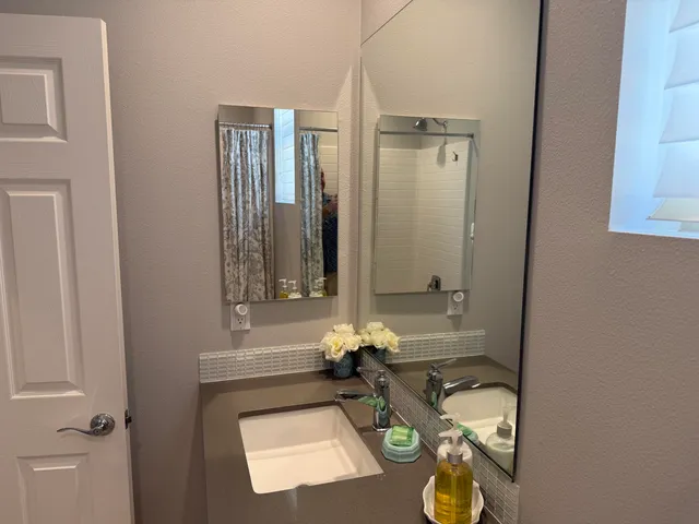 a view of a backyard