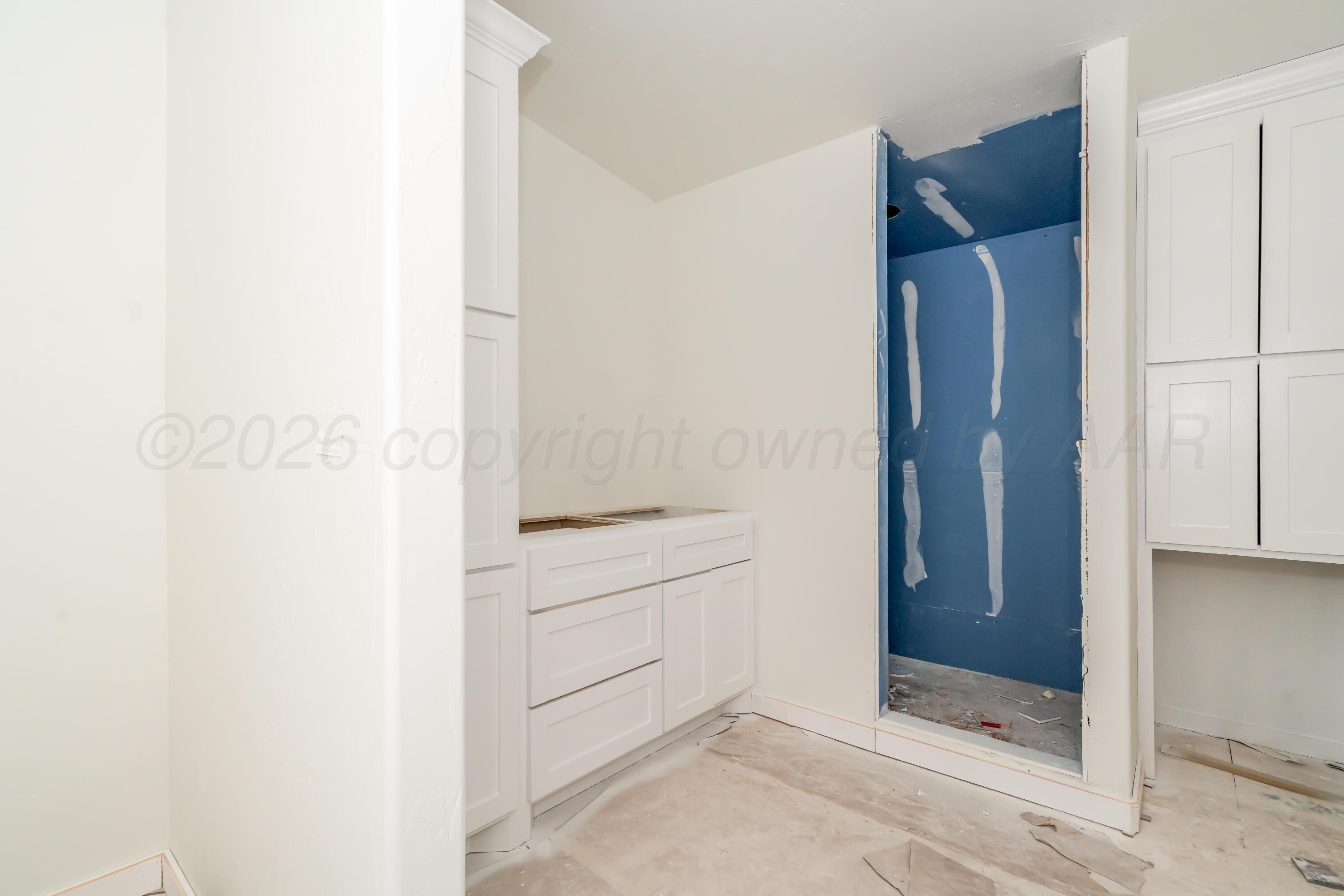 19900 Indian Spring Trail Amarillo, TX 79124 - Photo 21 of 33 a room with a closet and mirror