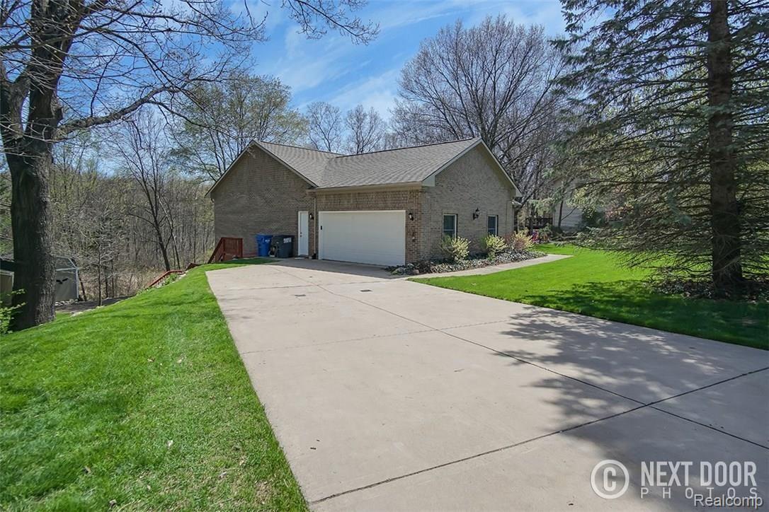 2402 Sunny Ridge Drive Pinckney, MI 48169 - Photo 3 of 23 DSC09142_Blended.jpg