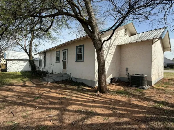 $128,000 | 410 West Reiman Street, Seymour, TX 76380