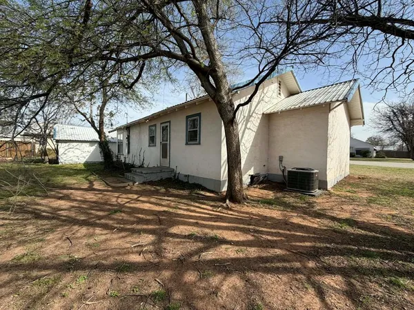 $128,000 | 410 West Reiman Street, Seymour, TX 76380