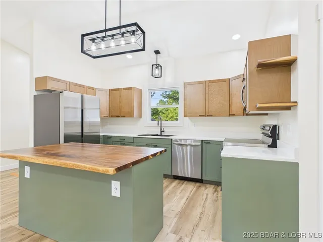 $424,500 | 106 Mayerling Drive, Laurie, MO 65037