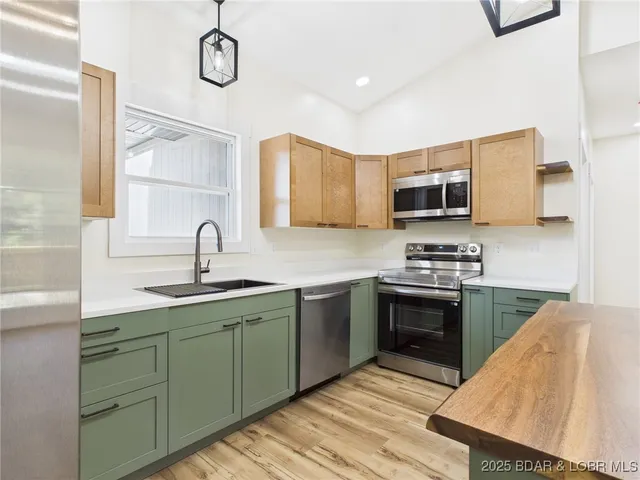 $424,500 | 106 Mayerling Drive, Laurie, MO 65037