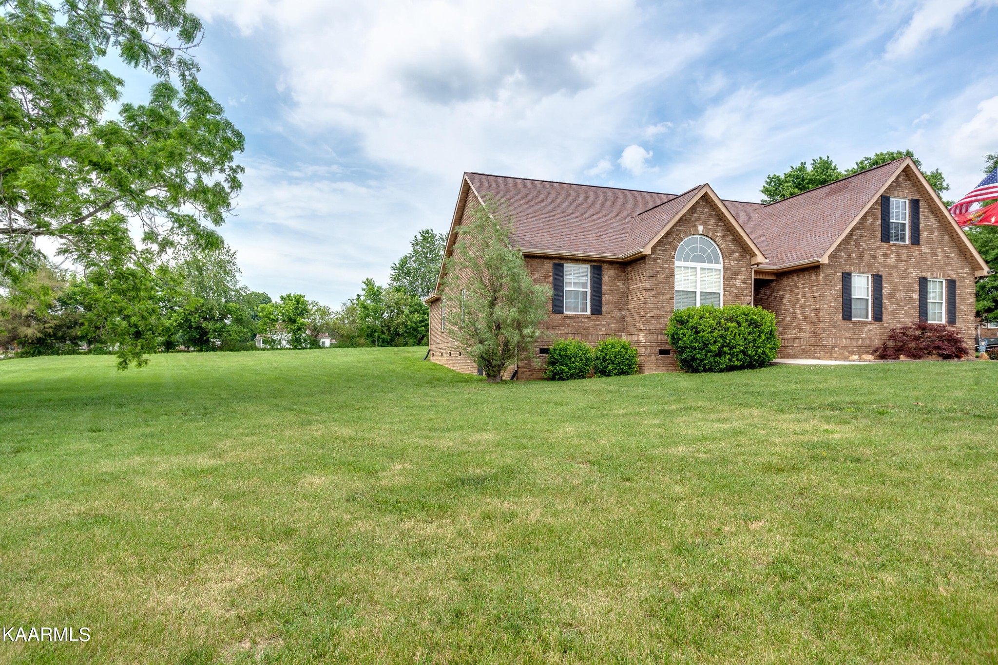 9601 Captain Smith Lane Corryton, TN 37721 - Photo 39 of 40 a front view of house with yard and green space