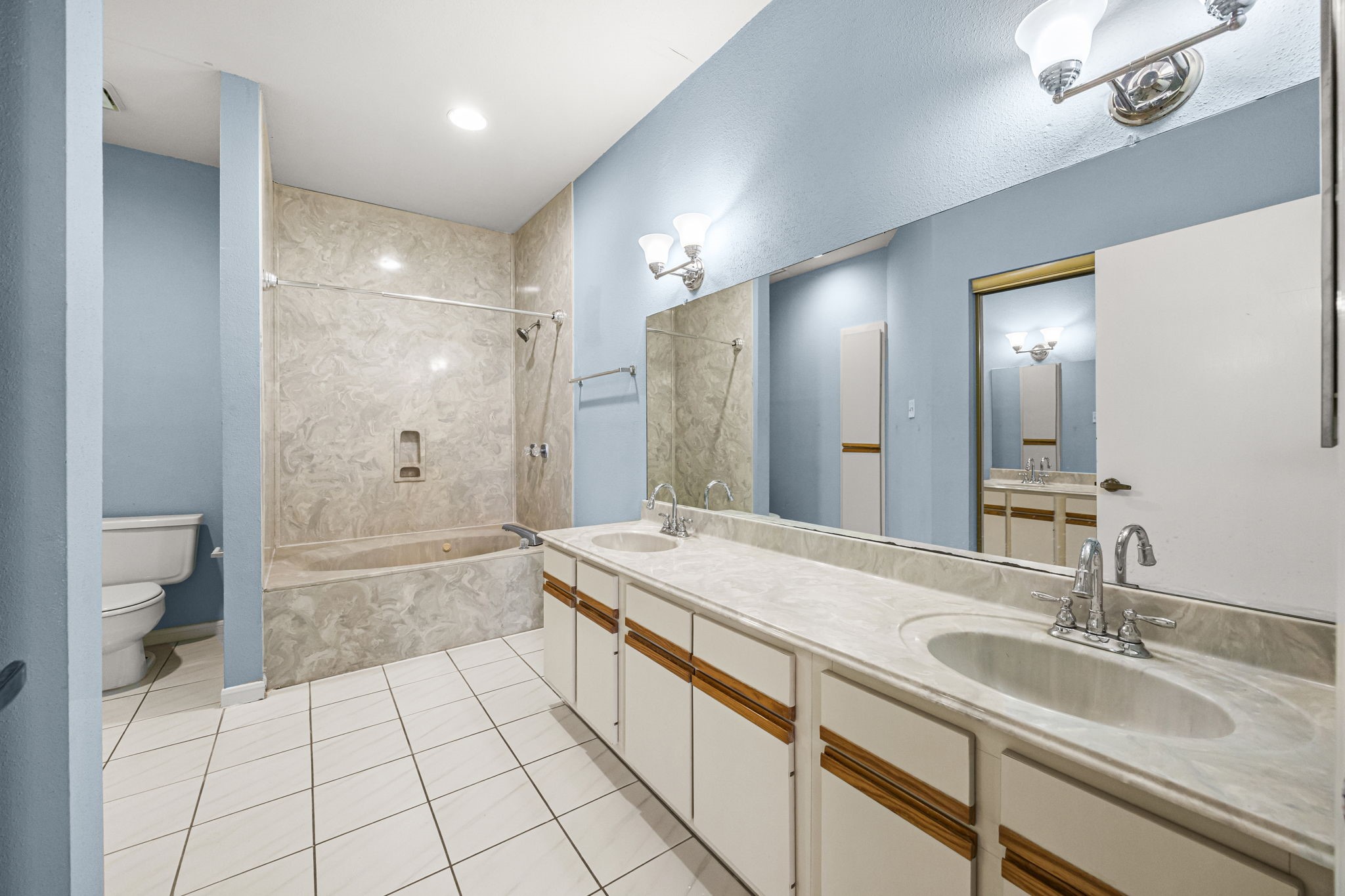 7947 Knight Road, Unit 23 Houston, TX 77054 - Photo 16 of 25 Primary Bathroom