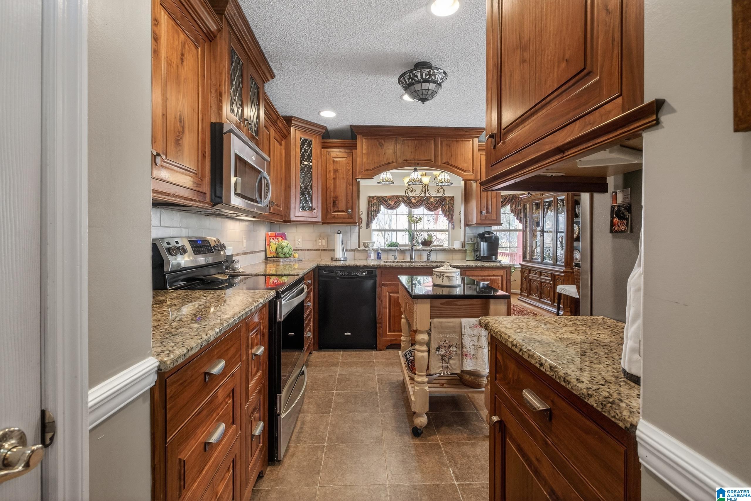 144 Stratford Circle Pelham, AL 35124 - Photo 7 of 37