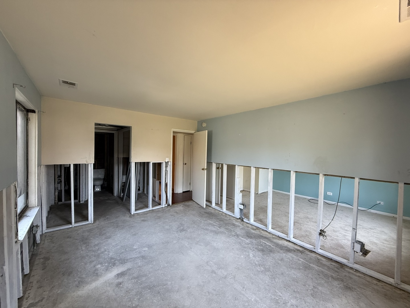 830 Elder Road, Unit 111 Homewood, IL 60430 - Photo 11 of 15 a view of an empty room with a window