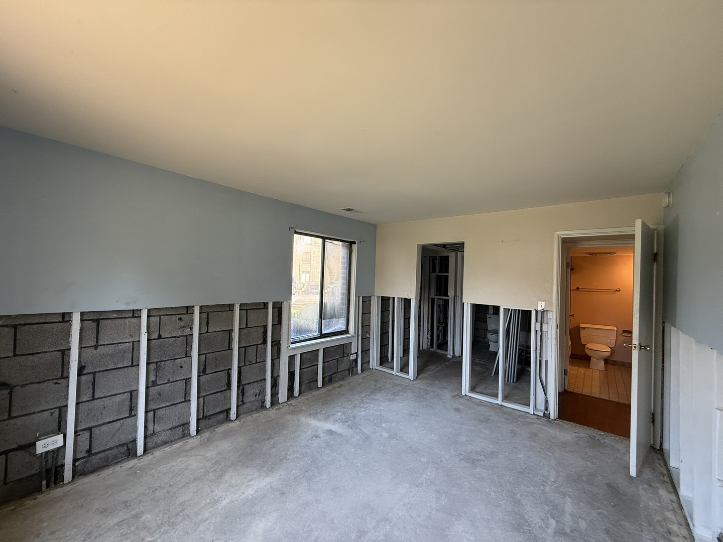 830 Elder Road, Unit 111 Homewood, IL 60430 - Photo 10 of 15 an empty room with closet