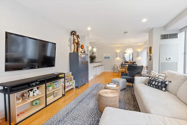 $5,200 | 80 Broad Street, Unit 307, Boston, MA 02110