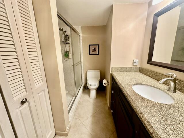 1049 Lincoln C Boca Raton, FL 33434 - Photo 11 of 49 Master Bathroom