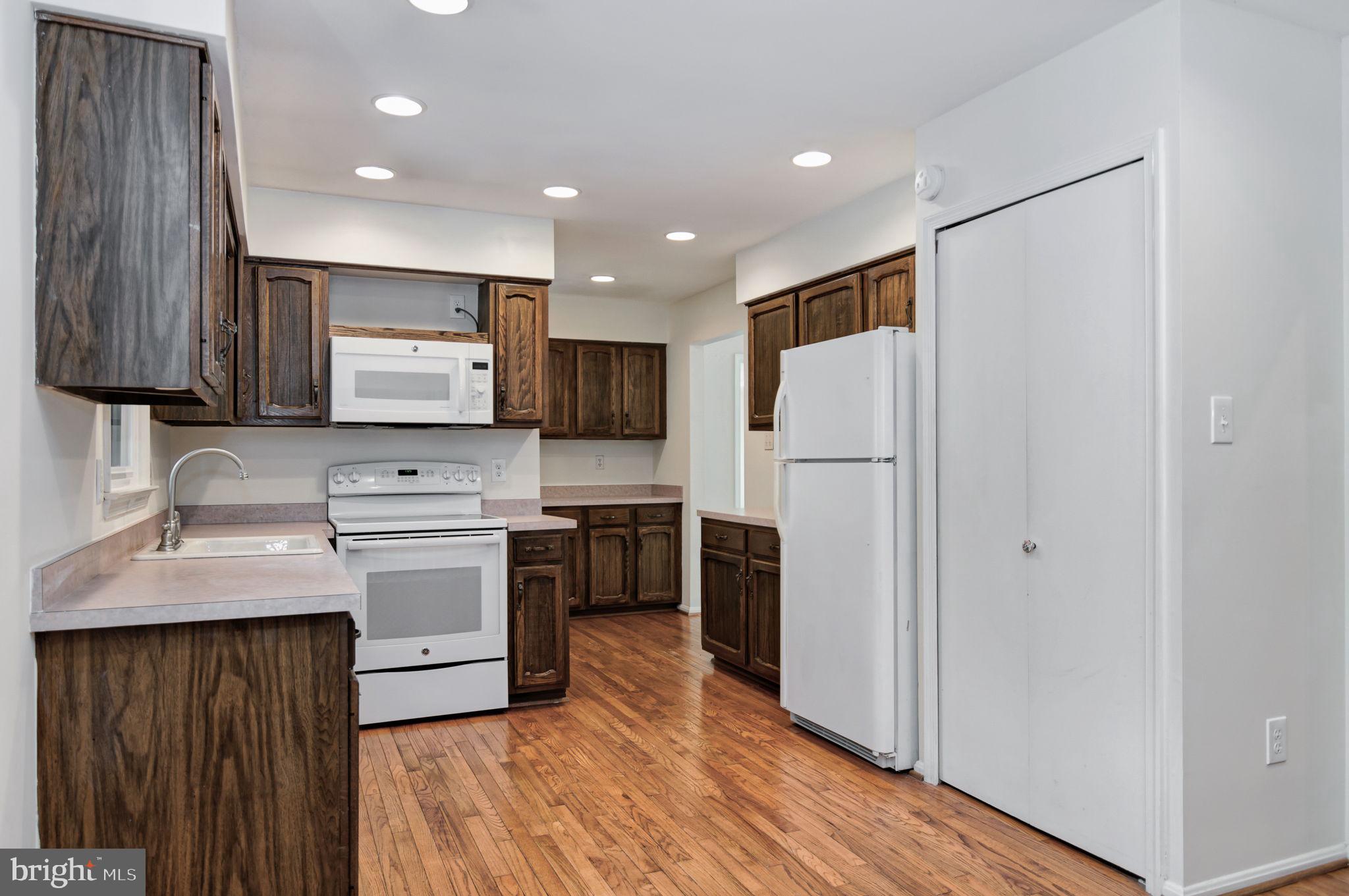 6016 Wheaton Drive Burke, VA 22015 - Photo 9 of 63 Kitchen