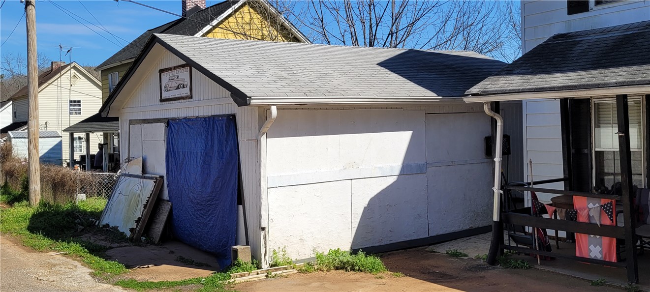 223 2nd Street Newry, SC 29672 - Photo 2 of 29 Garage & left front corner of house