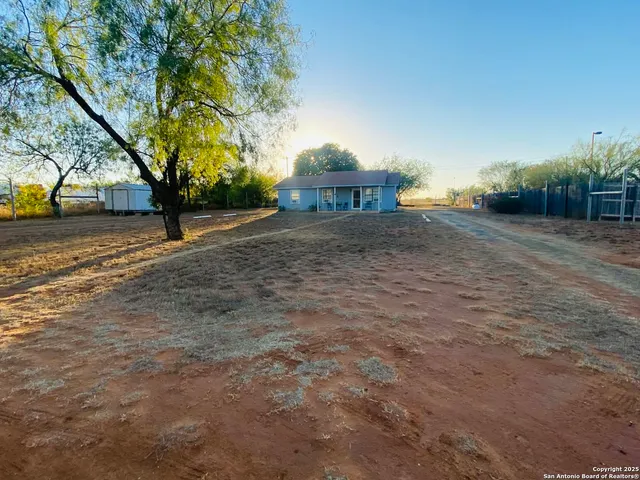 $274,500 | 17480 South Ih35, Dilley, TX 78017