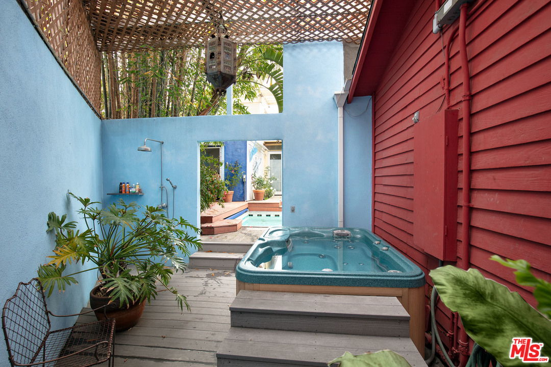 805 Hampton Drive Venice, CA 90291 - Photo 11 of 27 a house view with a outdoor space