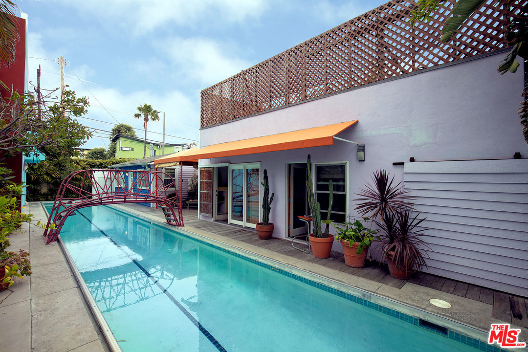 805 Hampton Drive Venice, CA 90291 - Photo 12 of 27 a view of a house with a patio
