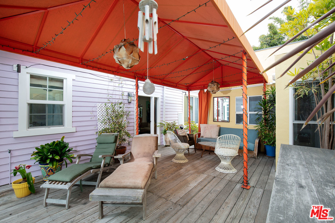 805 Hampton Drive Venice, CA 90291 - Photo 13 of 27 a building outdoor space with patio furniture