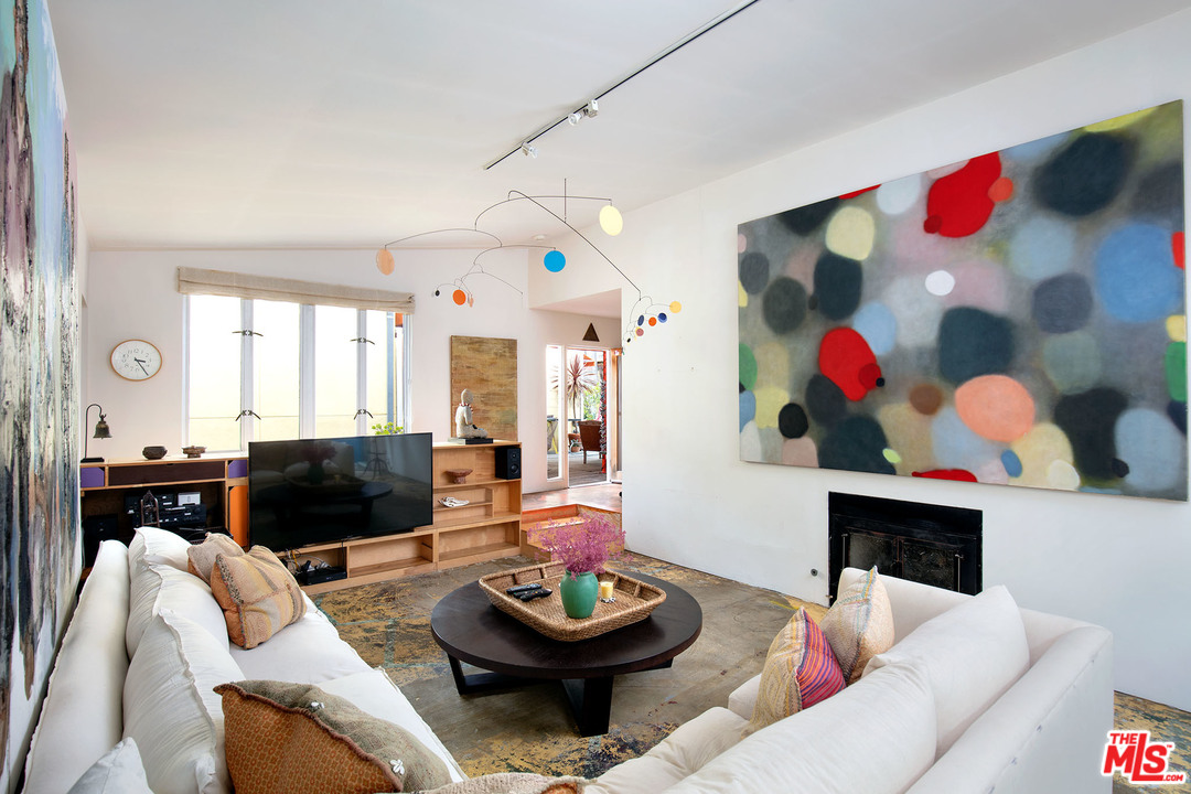 805 Hampton Drive Venice, CA 90291 - Photo 14 of 27 a living room with furniture and a flat screen tv