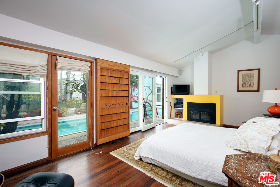 805 Hampton Drive Venice, CA 90291 - Photo 16 of 27 a bed room with a bed and fireplace