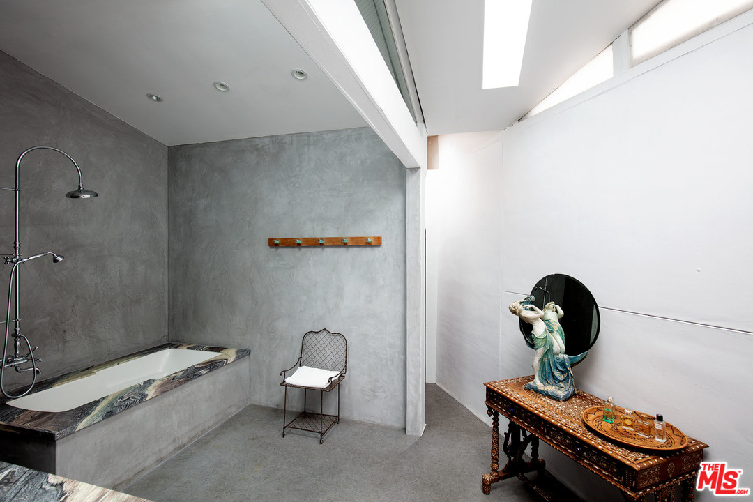 805 Hampton Drive Venice, CA 90291 - Photo 17 of 27 a bathroom with a toilet a sink and a mirror