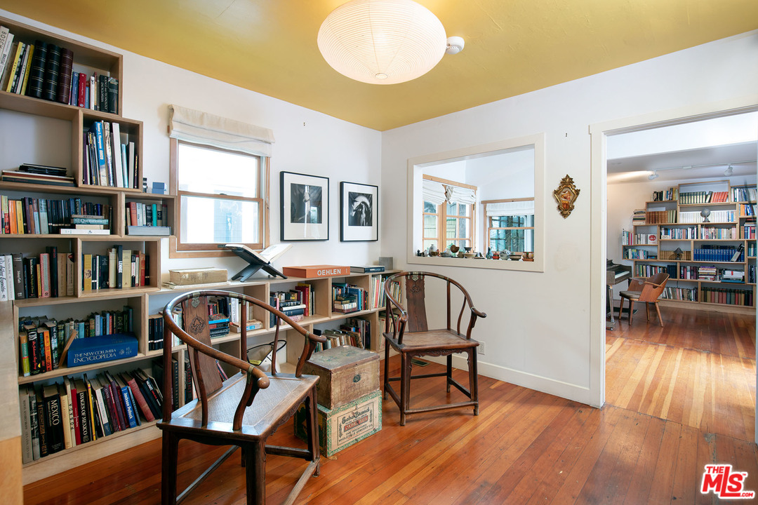 805 Hampton Drive Venice, CA 90291 - Photo 20 of 27 a view of a livingroom with furniture and wooden floor