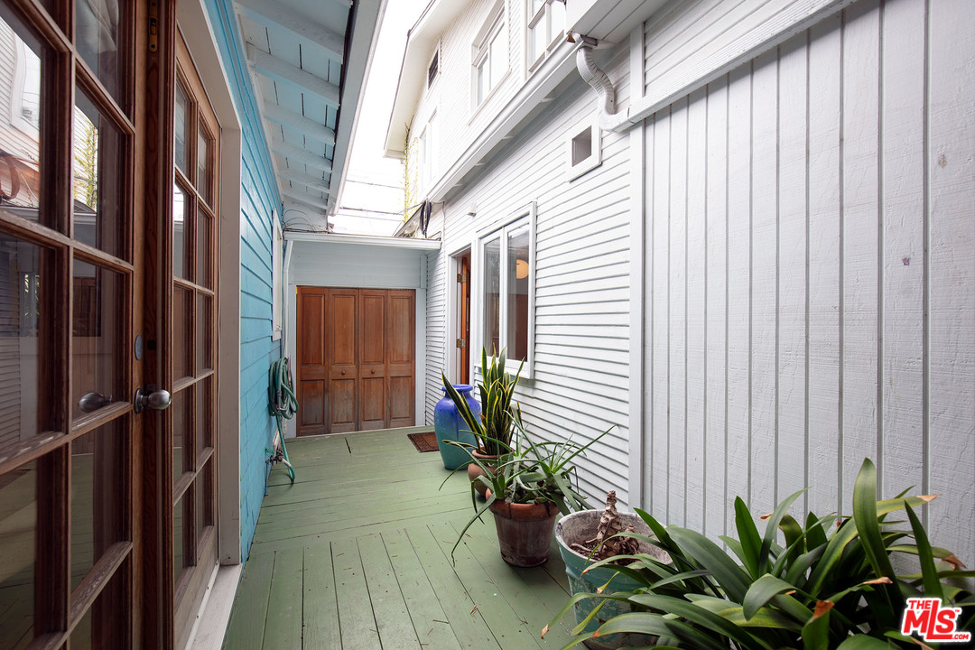 805 Hampton Drive Venice, CA 90291 - Photo 21 of 27 a hallway with wooden floor and a potted plant