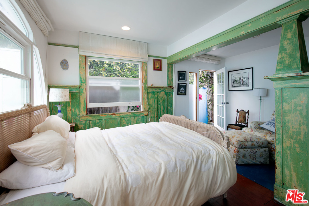 805 Hampton Drive Venice, CA 90291 - Photo 25 of 27 a bedroom with a bed and glass windows